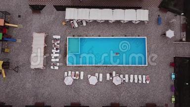 海滩上的黑海空中摄影与无人机游泳池从上面观看。 上往下看